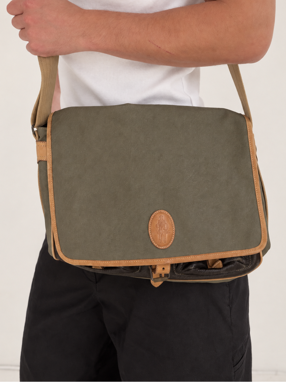 '80s C.P Company Leather Messenger Bag (OS)